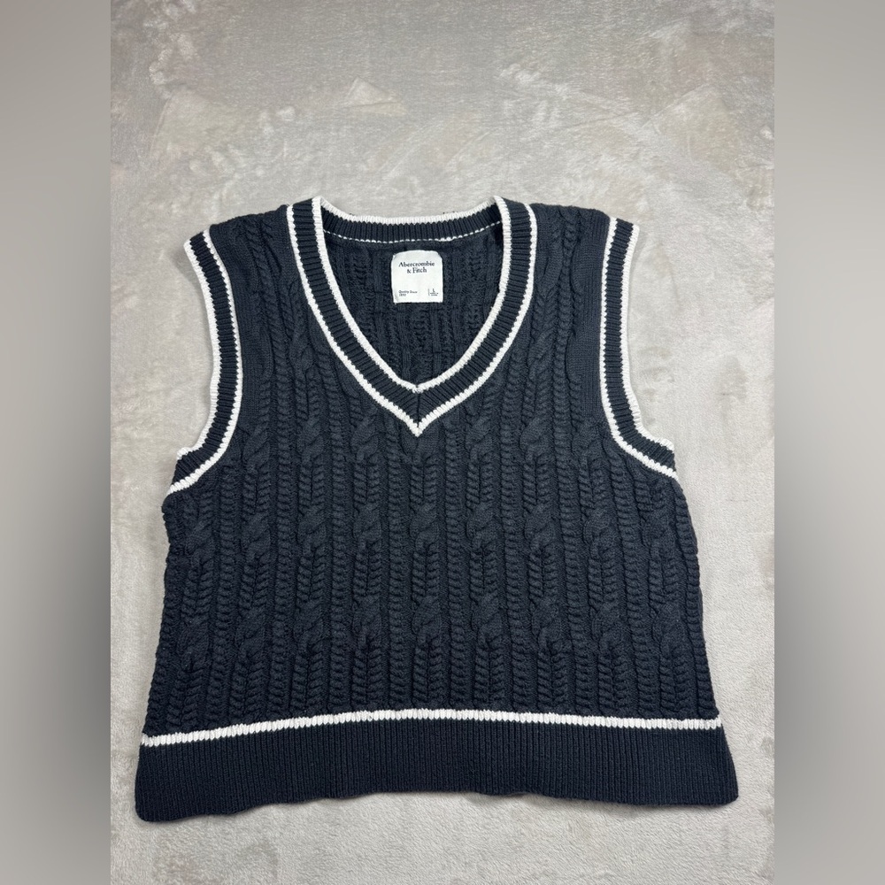 Abercrombie & Fitch Women’s Cable Knit V Neck Cropped Black White Sweater Vest L - Picture 2 of 15